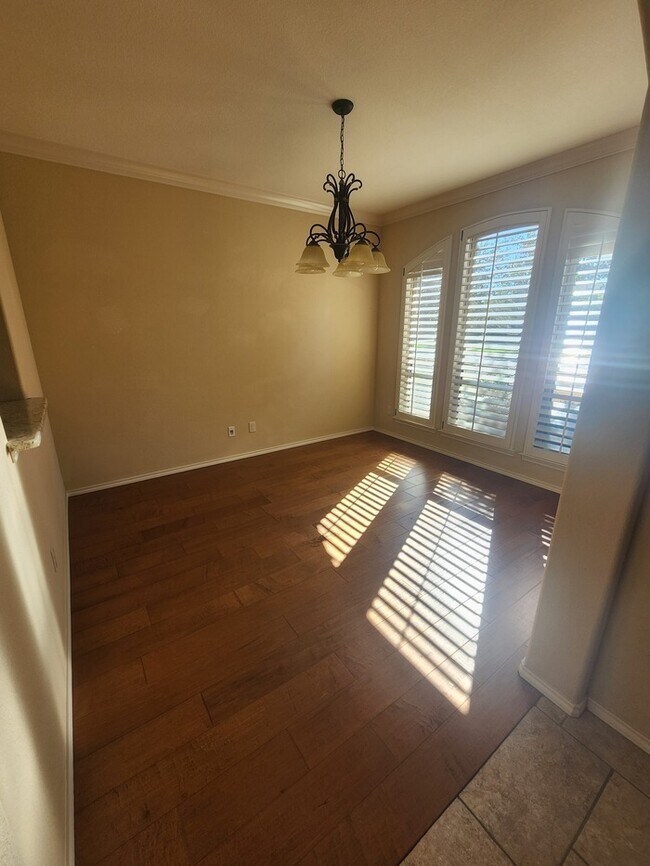 Building Photo - 3 bed 2 bath patio home, 3 car garage!