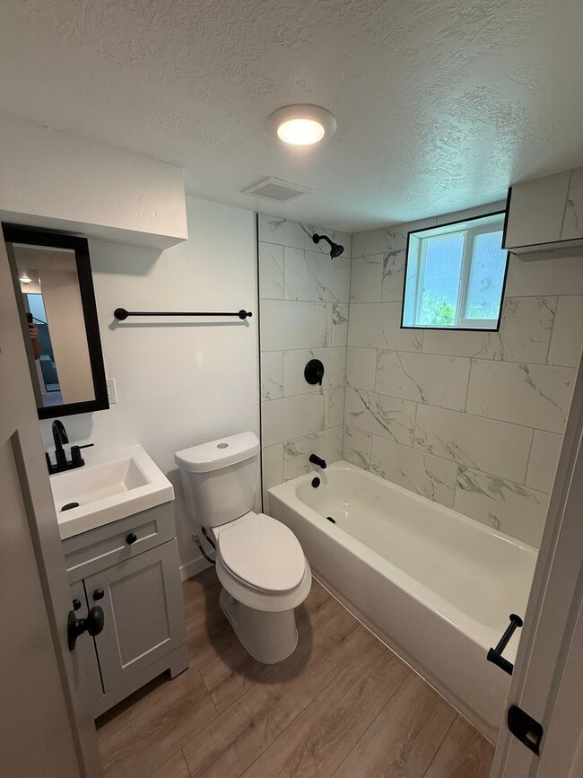 Building Photo - Newley renovated 4 bedroom home!