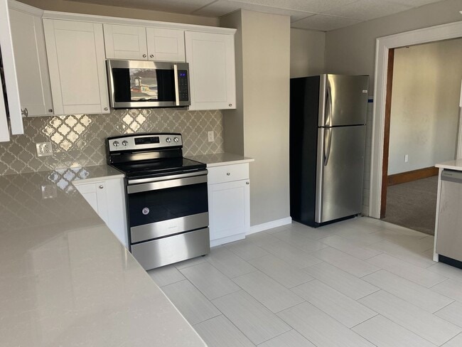 Building Photo - 820 Main St