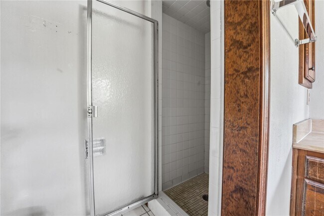 Building Photo - 315 E Fairway Ln