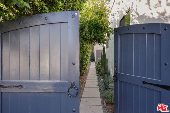 Building Photo - 1275 S Sycamore Ave