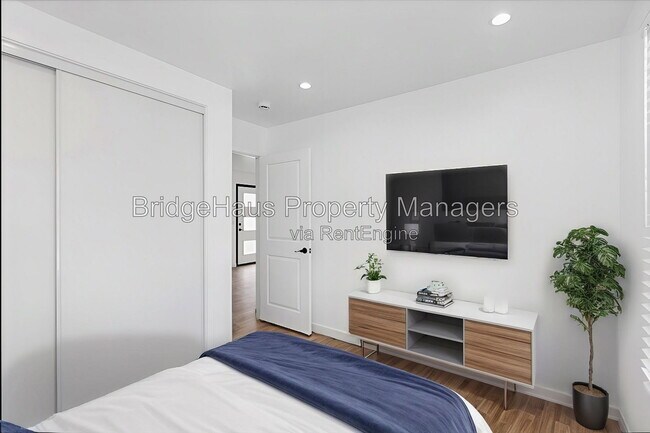 Building Photo - 4656 Santa Monica Ave
