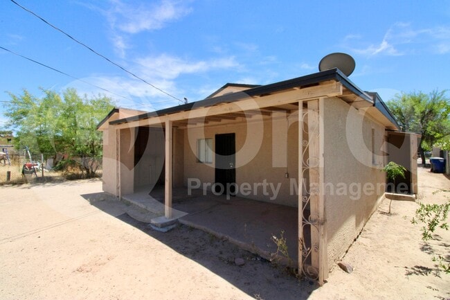 Building Photo - 1408 W St Clair St