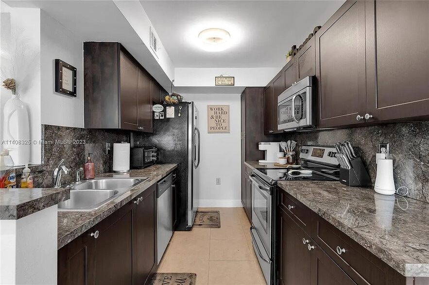 Building Photo - 10441 SW 156th Ct