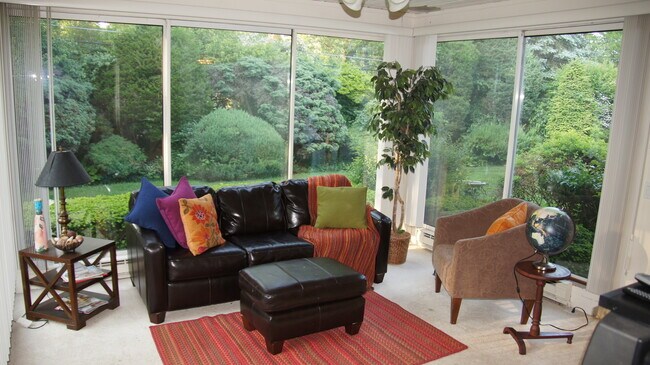 Building Photo - 460 Highcrest Dr