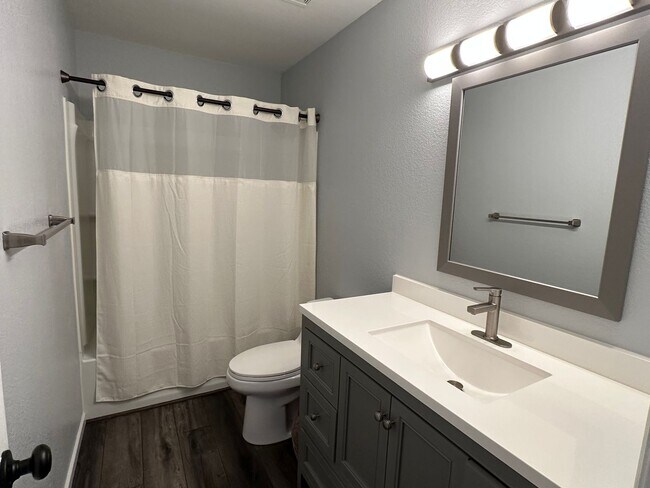 Building Photo - 3BD 3Bath Updated Home in Great Condition!