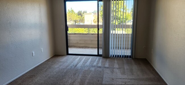 Building Photo - Great location!!!  3 bed 2 1/2 bath town h...