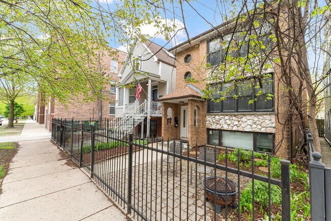 Building Photo - 2034 W Berteau Ave