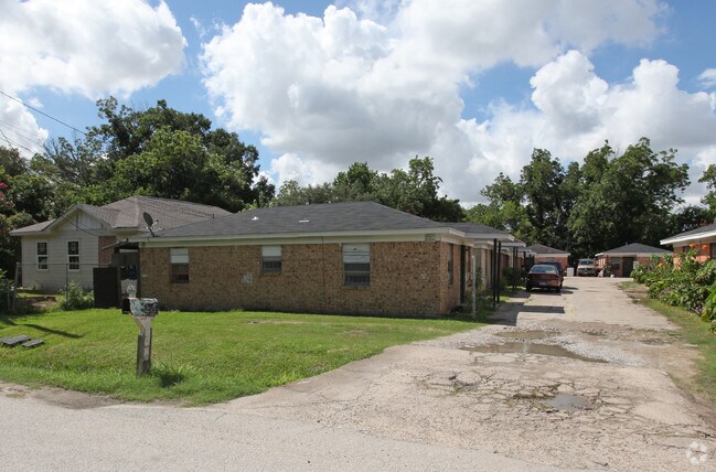 Building Photo - 4202 Tampico St