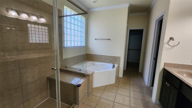Building Photo - 2318 Nashmor Dr