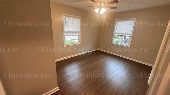 Building Photo - $1250 - 3 bed 1 bath with basement - Singl...