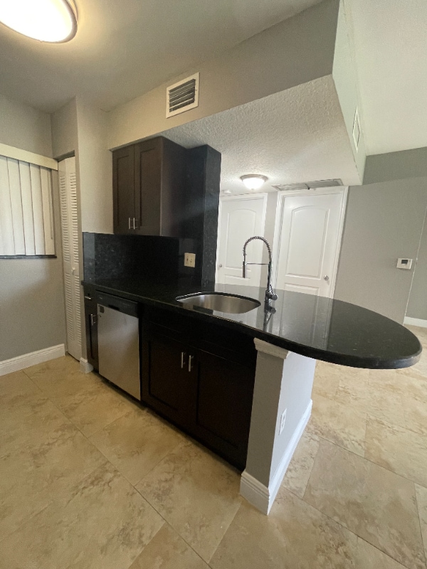 Building Photo - 2871 N Oakland Forest Dr