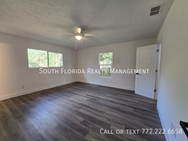 Building Photo - 541 SE Penn Ave