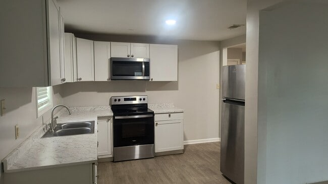 Building Photo - 807 S Chestnut St