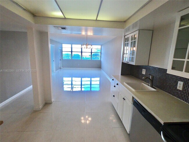 Building Photo - 1301 NE Miami Gardens Dr