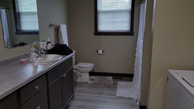 Building Photo - 5 Bed 3 Bath close to UWEC, bike trails, Carson Park, and The Sonnentag!