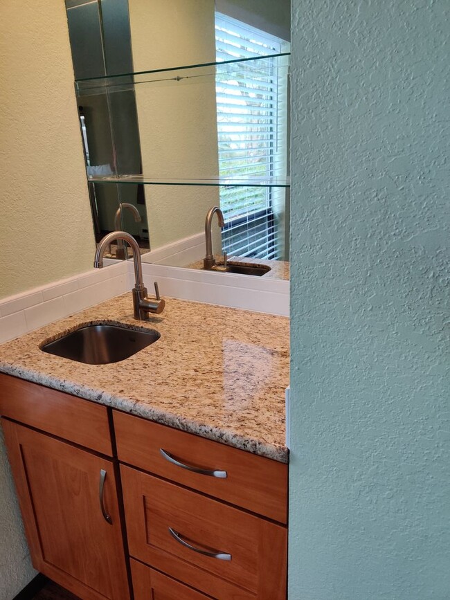 Building Photo - Beautiful 2 bedrooms 1.5 Bath
