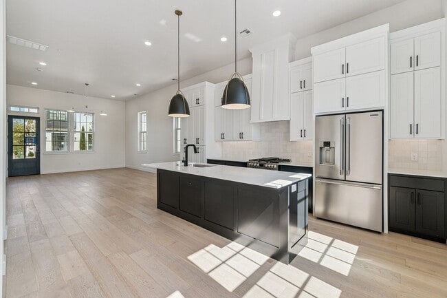 Building Photo - Townhome 2 bed 2.5 Bath "The White Workroom" in The Heart of Selah