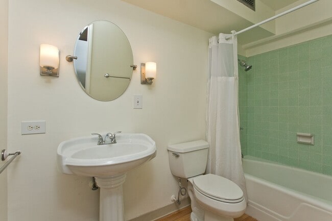 Building Photo - 3 bed, 2 bath, 1 parking in Waikiki with Diamond Head Views