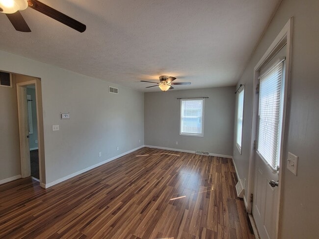 Building Photo - Beautiful 3 Bed 2 Bath House!