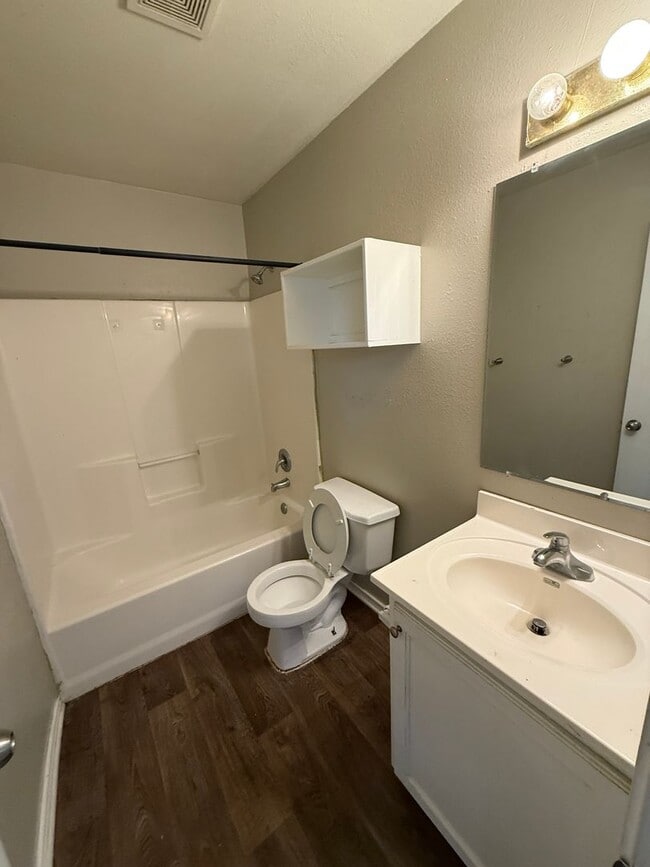 Building Photo - 3-bed/2-bath with garage!