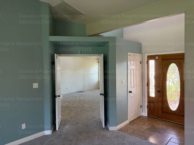 Building Photo - 3 bedroom/ 2 bathroom