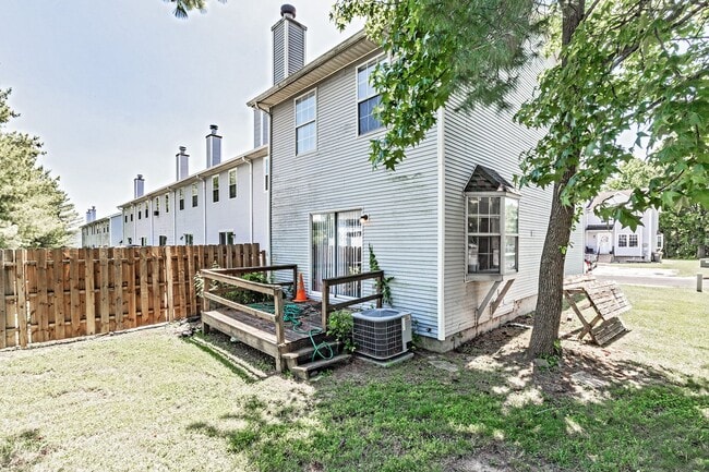 Building Photo - 2 bedroom, 2.5 bath end unit townhome in Newark