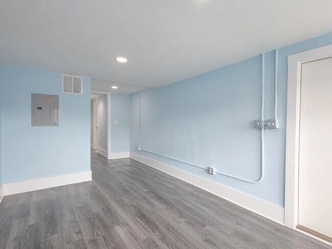 Building Photo - 2 Bedrooms • 2 Full Bathrooms • ~1,254?sq?ft • ~0.34-acre lot