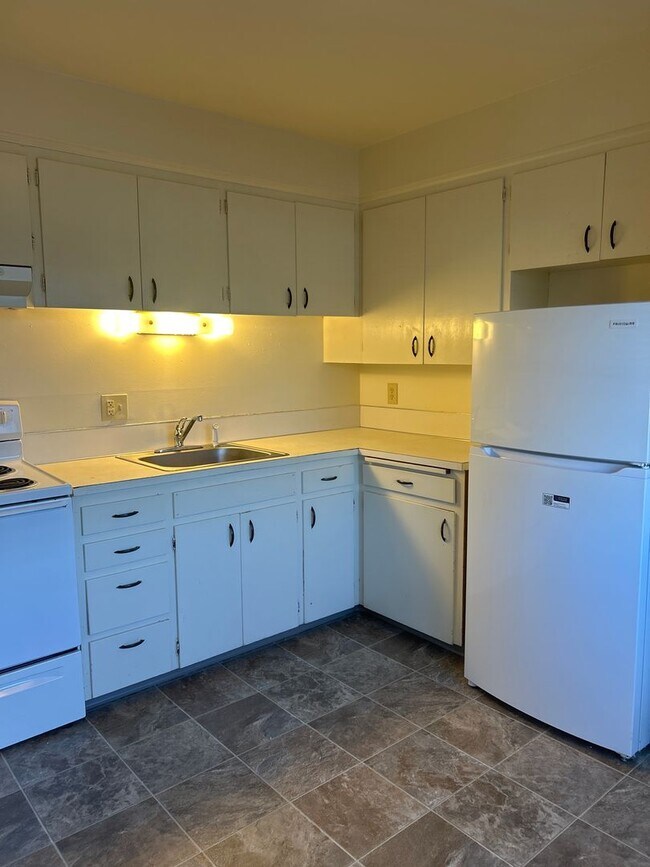Building Photo - (964) 2 Bedroom / 1 Bathroom