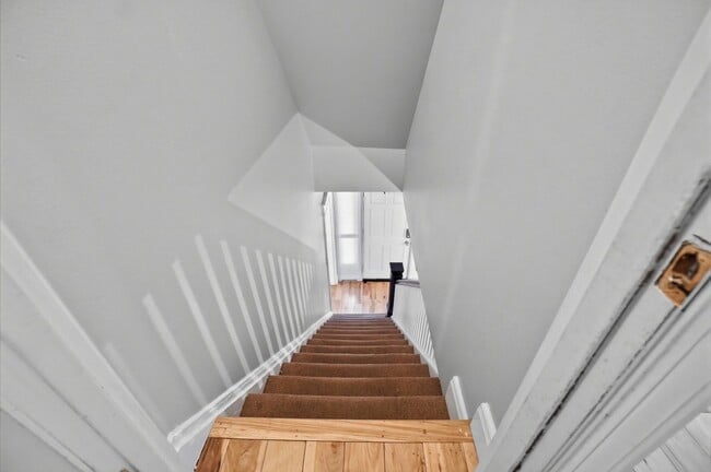 Building Photo - 7 Bed/3 Bath Mins. from UC Campus $700/pp ($4,900/mo)!