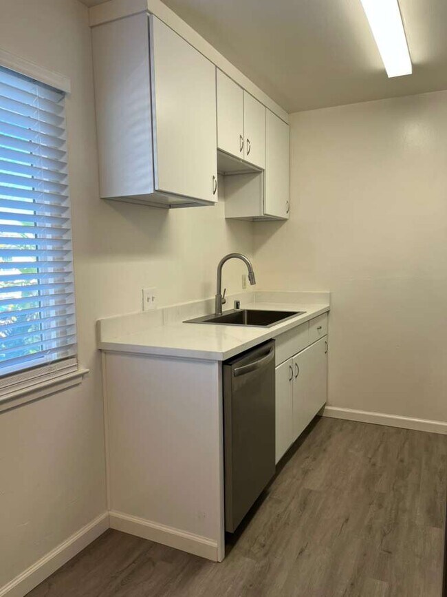 Building Photo - 1015 W Olive Ave