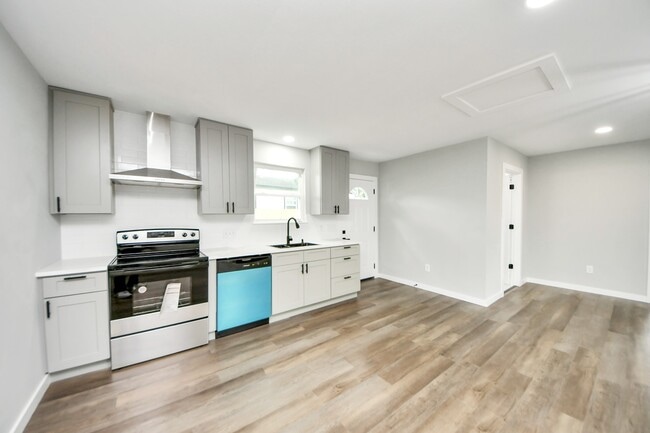 Building Photo - 1218 Des Jardines St