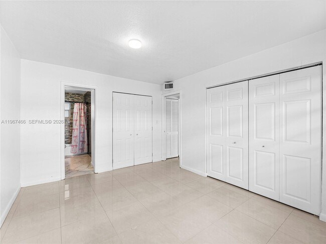 Building Photo - 633 S Royal Poinciana Blvd