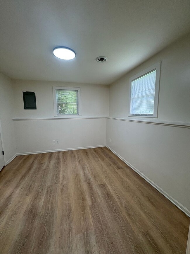 Building Photo - Delightful 2 Bedroom Bungalow Home-317 Woods