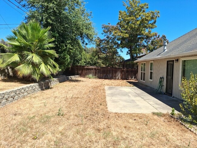 Building Photo - Central Roseville Single Story, 3 Bedroom, 2 Bath, 2 Car Garage Close to schools & Shopping
