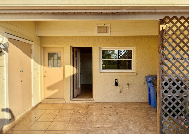 Building Photo - LAKE FOREST WATERFRONT 3 BEDROOM 2.5 BATHROOM