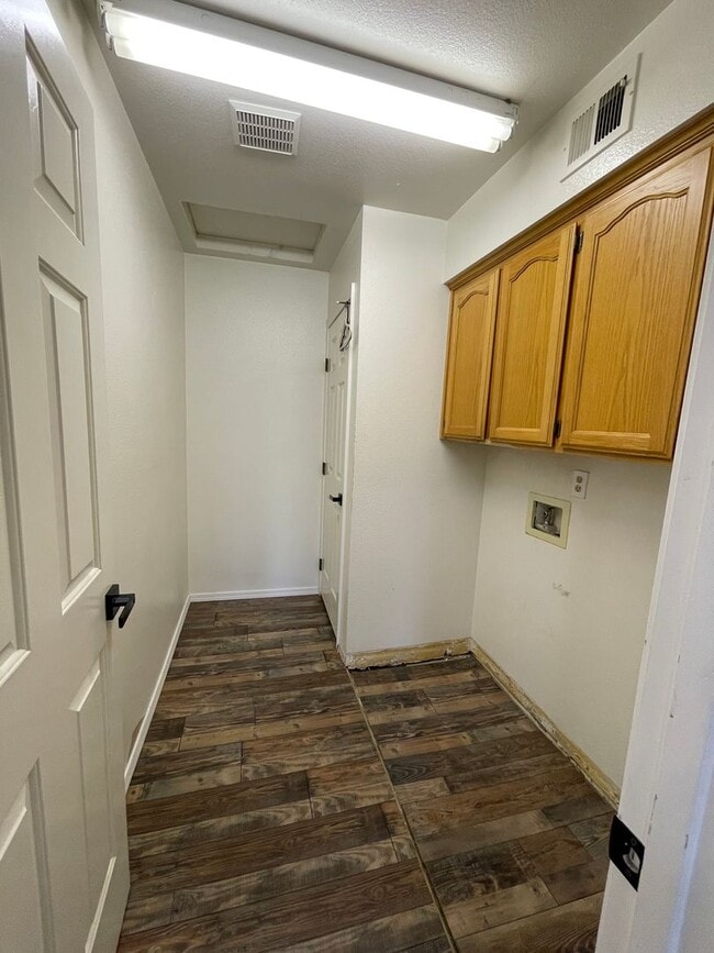 Building Photo - 3 Bedroom / 2 Bathroom for Rent $2,500