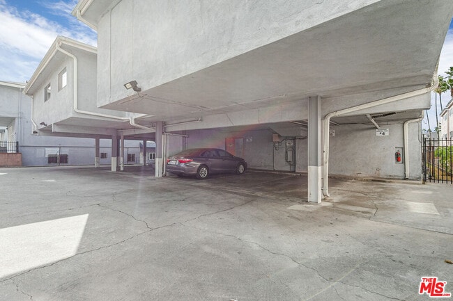 Building Photo - 1800 N Harvard Blvd