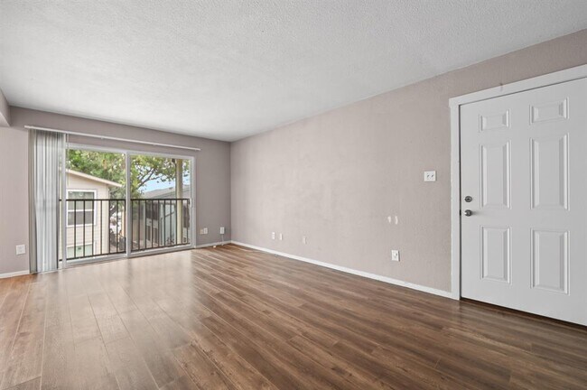 Building Photo - 2124 Burton Dr