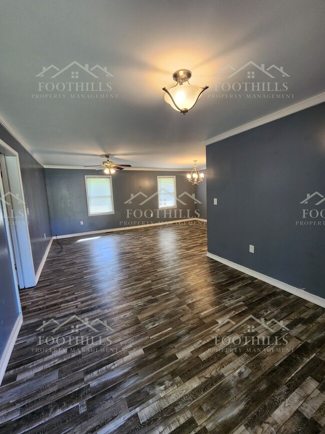 Building Photo - Spacious 3 Bedroom Home in Starr with Gara...