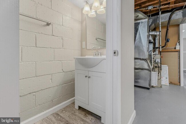 Building Photo - 586 Lucia Ave