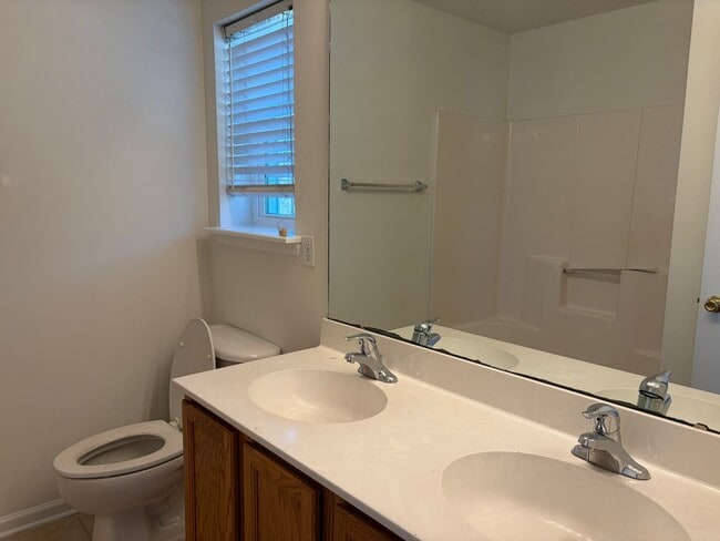 Building Photo - Charming Townhouse