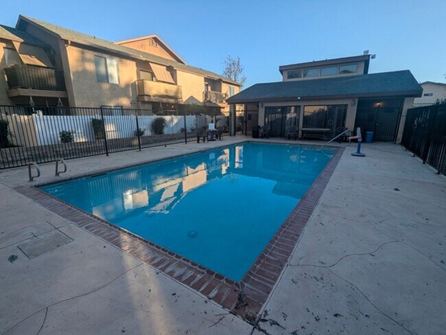 Building Photo - 2 Bedroom-1 Bathroom Single Story Condo; 2nd floor unit in Lakeside