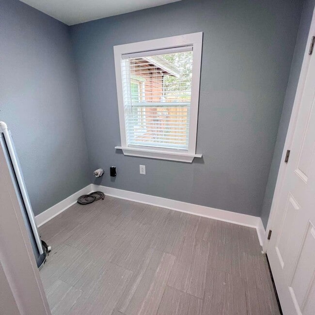 Building Photo - 121 Harbeson Ave SE