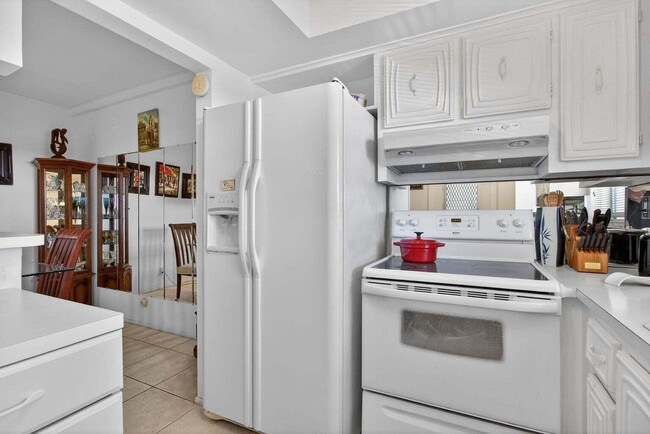 Building Photo - 100 SE 6th Ave