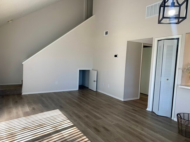 Building Photo - 2558 W Bird St