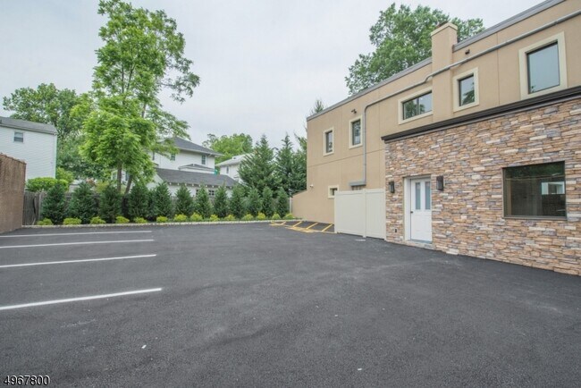 Building Photo - 95 Bloomfield Ave