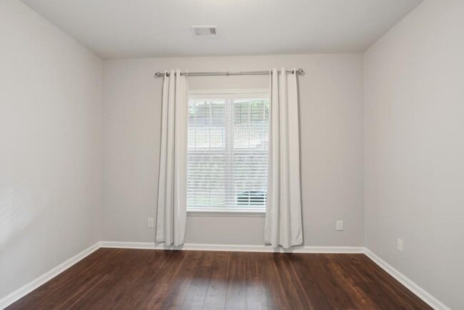 Building Photo - 3563 Views Trce