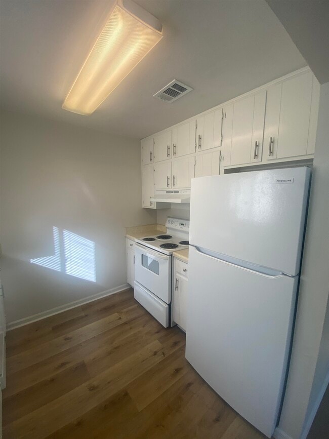 Building Photo - 2220 Claremont Ln