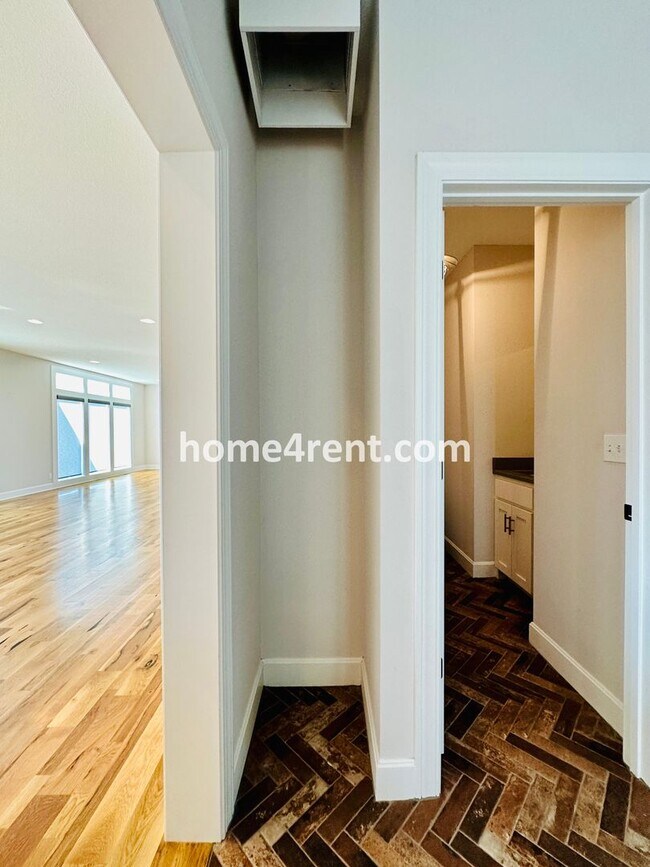 Building Photo - Exceptional Olathe Home in the Cedar Creek Subdivision w/ Wood Floors and a Finished Basment!